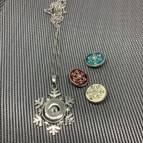 ✨Snowflake Snap Button Charm Necklace - Comes with ALL 3 Charms - Picture 2 of 5